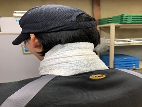 タオルを首に巻く